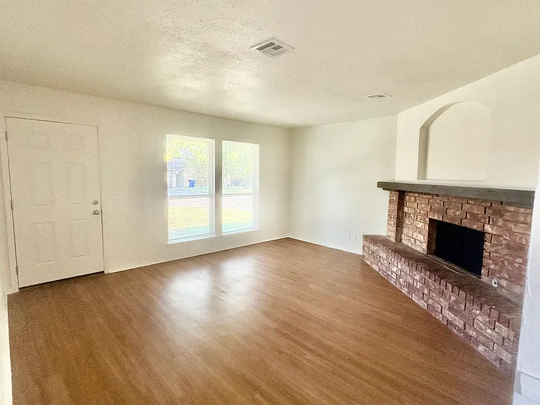 1321 W Pittsburg St — Photo 4