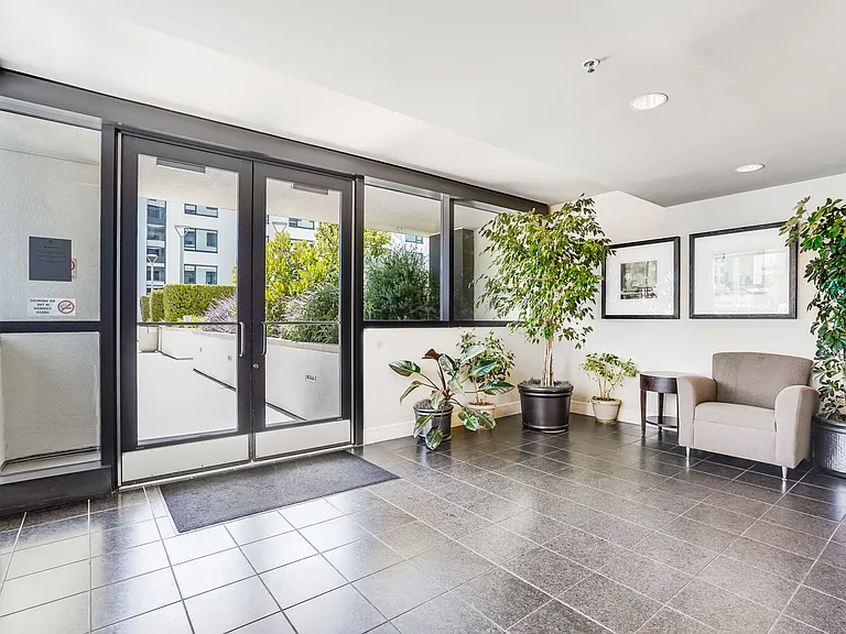 260 King St #1011 — Photo 26