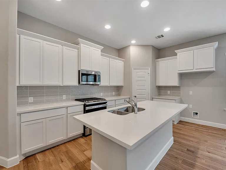 1328 Wicklow Forest St — Photo 10