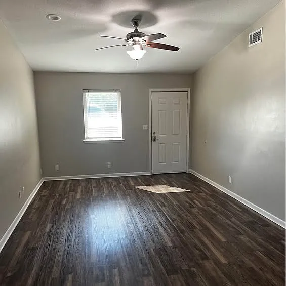 2 bed, 918 sqft, $2,000 — Photo 3