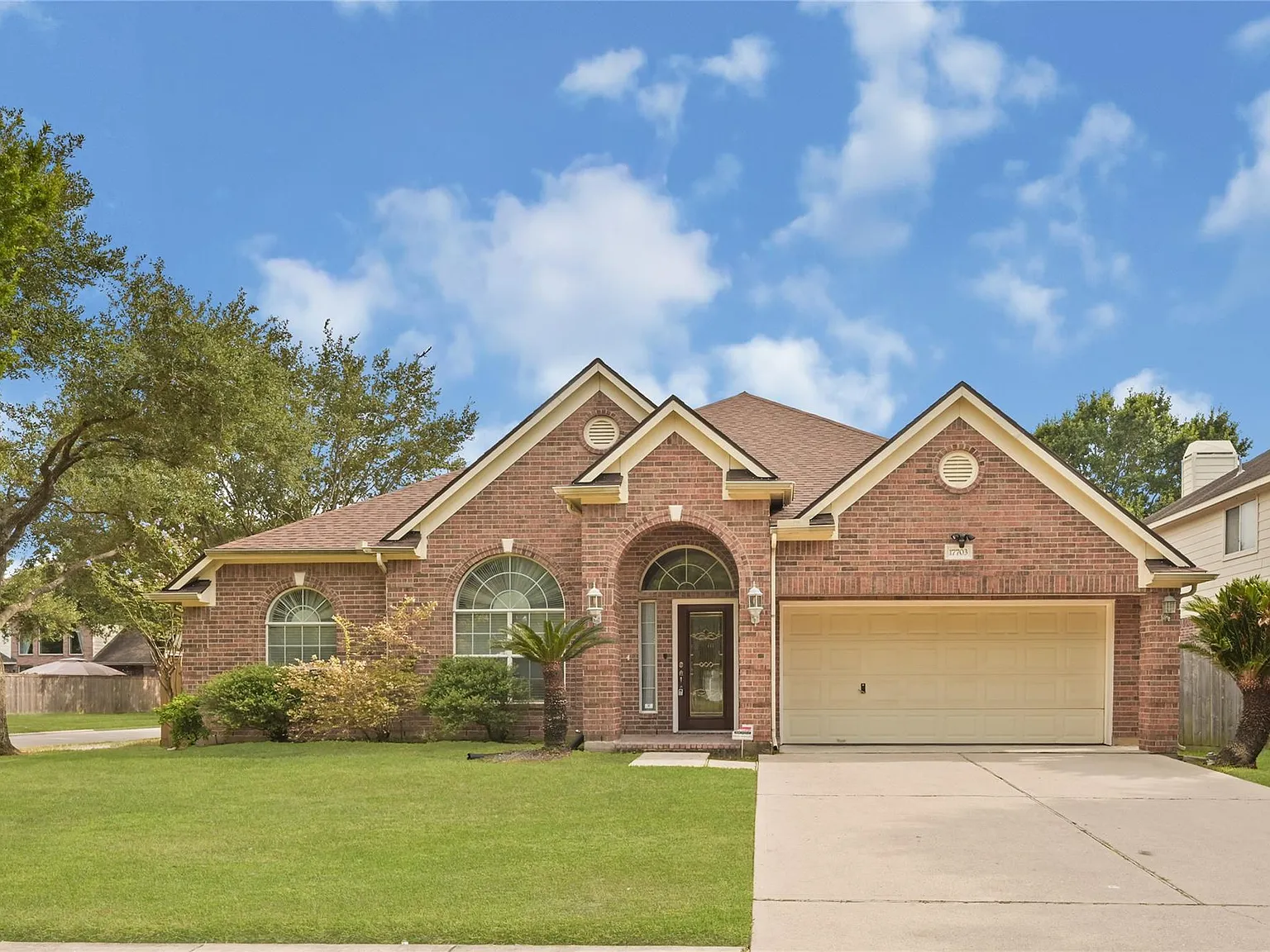 3 bed, 2.0 bath, 2459 sqft, $2,500 — Photo 2