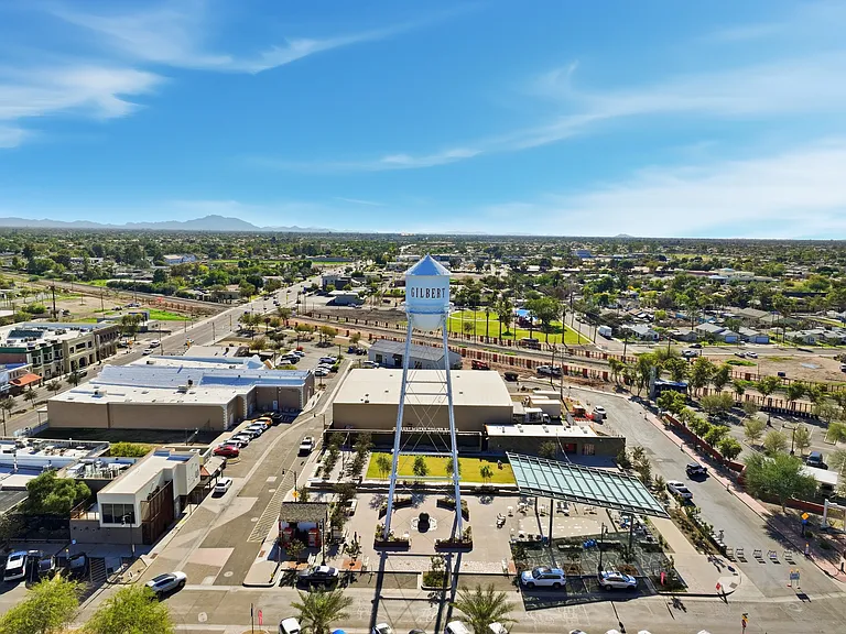 Walking distance to Coffee shops, Restaurants, bookstores, boutiques, convenient store and nightlife