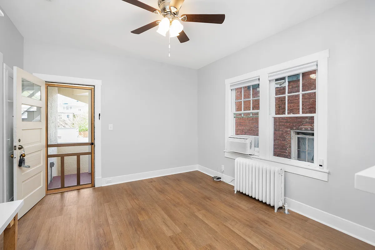 Building Photo - 215 E Beverley St #3