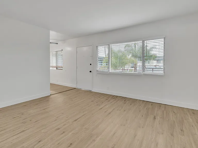1055 Loma Ave — Photo 23