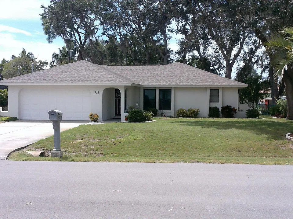 Pineapple Ave