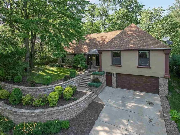 2560 Dunbar Ln, Green Bay, WI 54304