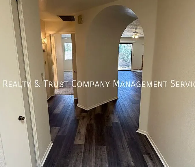 709 W Millbrook Ln — Photo 5