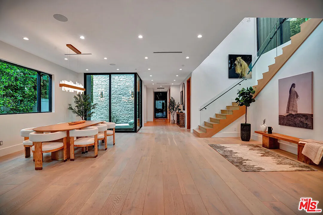 6 bed, 6.5 bath, 5477 sqft, $30,000 — Photo 3