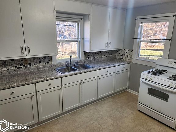 3rd image of 909 N Grant St