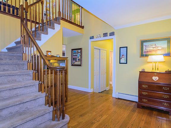 2-story foyer entrance