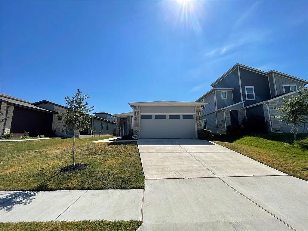 3 bed, 2.0 bath, 1405 sqft, $2,195 — Photo 2