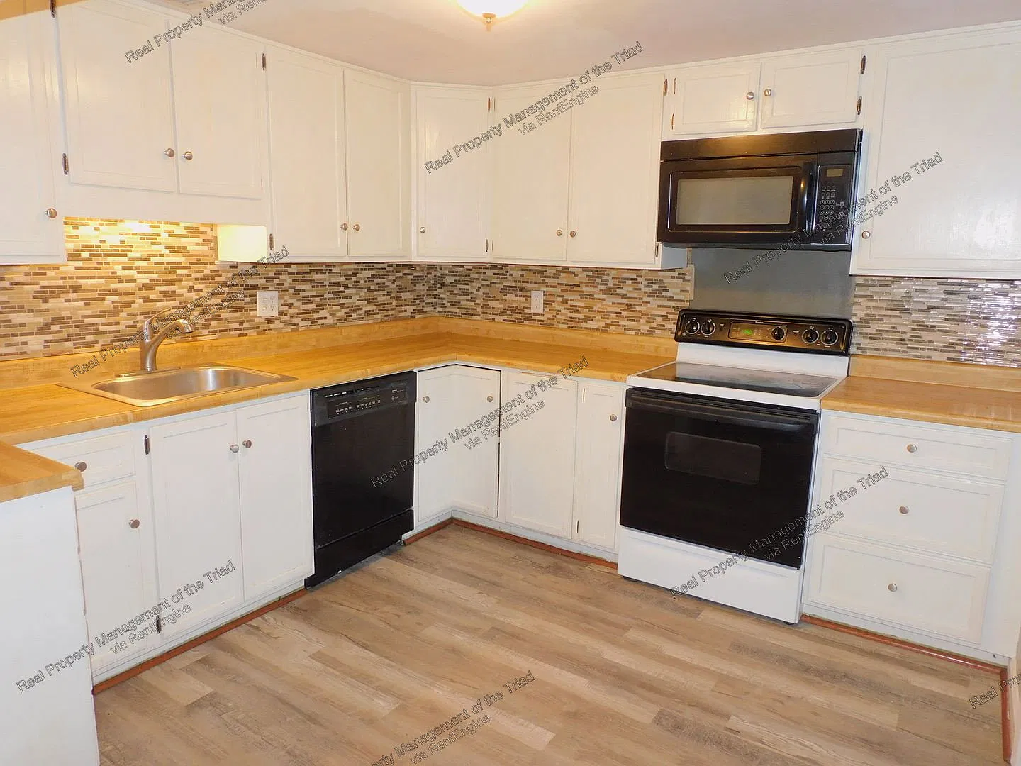 3 bed, 2.5 bath, 2565 sqft, $1,900 — Photo 2