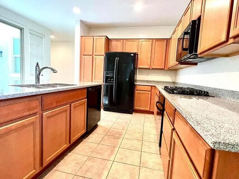 3836 E Stiles Ln — Photo 2