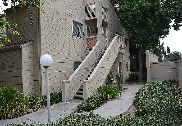 1420 Foothill Meadows Ct — Photo 2
