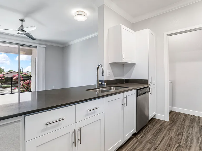Tesoro Apartments — Photo 39