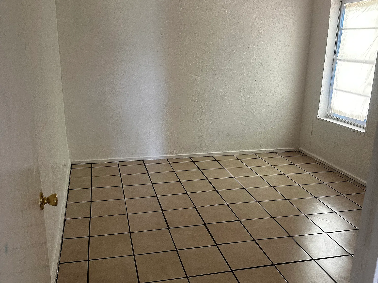3 bed, 1000 sqft, $1,000 — Photo 2