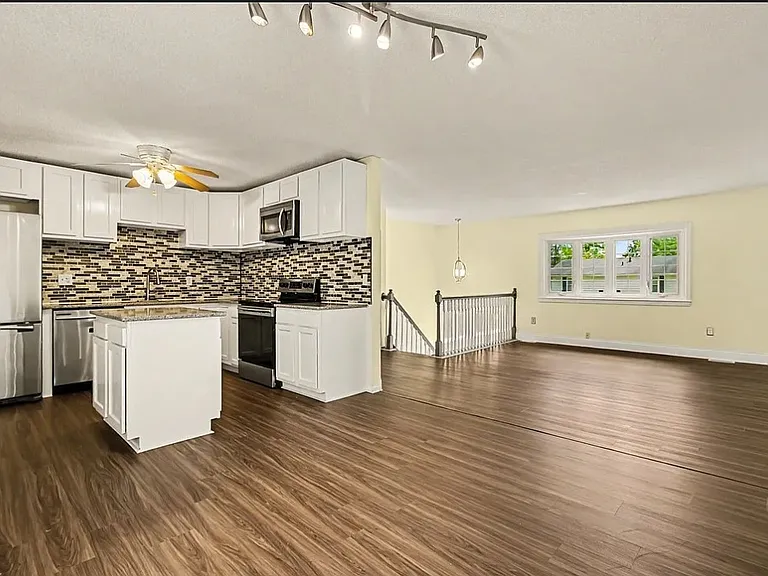 Southwind Dr — Photo 3