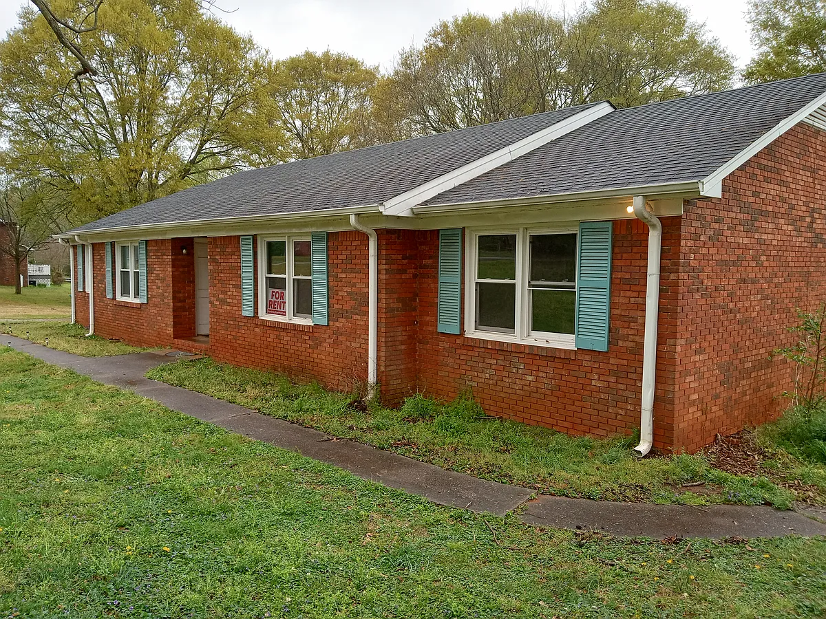 Front walkway/ yard - 24 Palmetto Dr #B