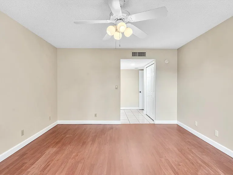 16252 Laurel Dr #201 — Photo 24