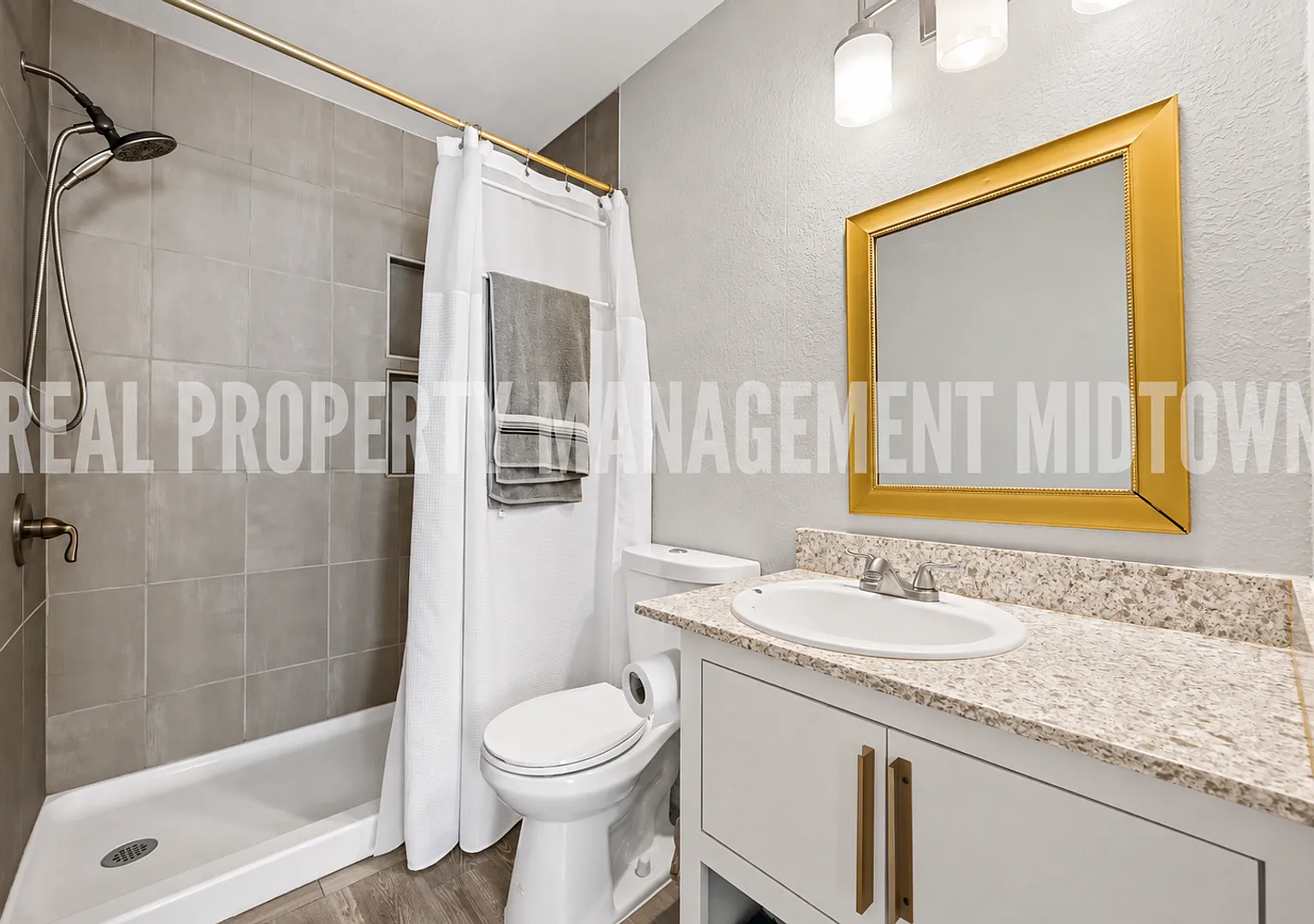 Modern 2-Bedroom Home with Open Living Space in Arlington — Photo 3