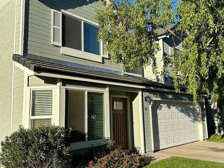 201 S Rush Cir E — Photo 2