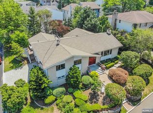 69 Ash St, Englewood Cliffs, NJ 07632