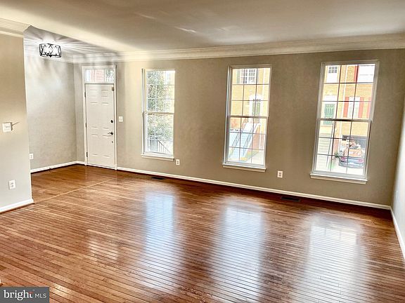 5th image of 43888 Sandburg Sq