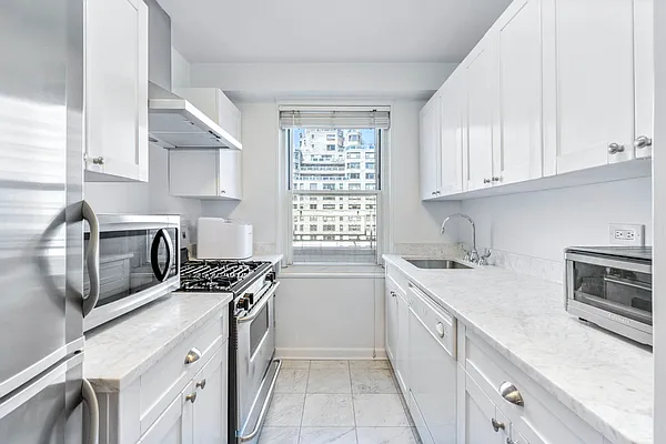 Sold by William Raveis Real Estate | media 24