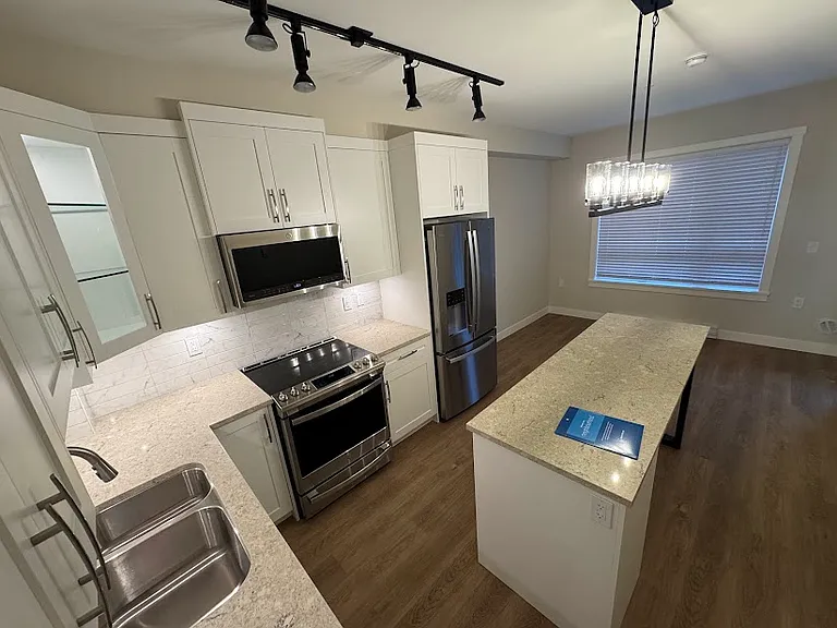 208b St — Photo 35