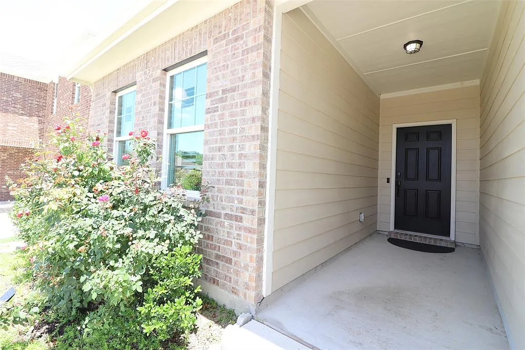 4 bed, 1884 sqft, $2,100 — Photo 2