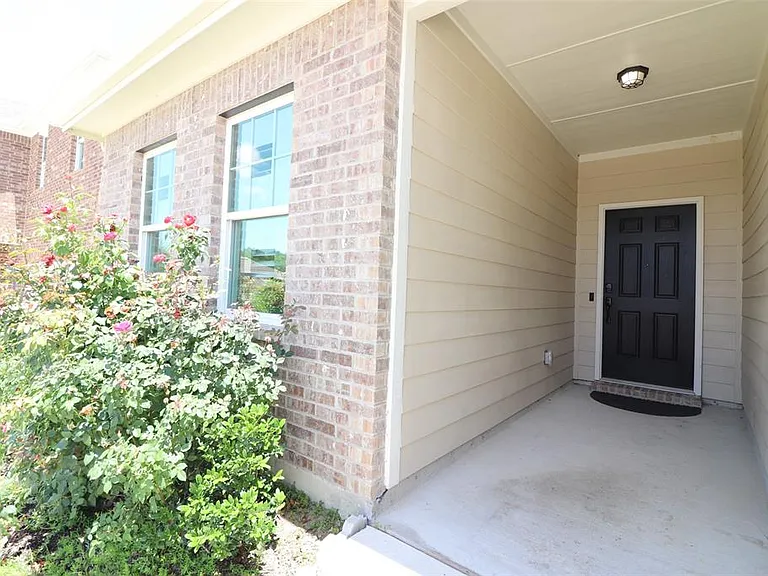 736 Richmond Dr — Photo 2