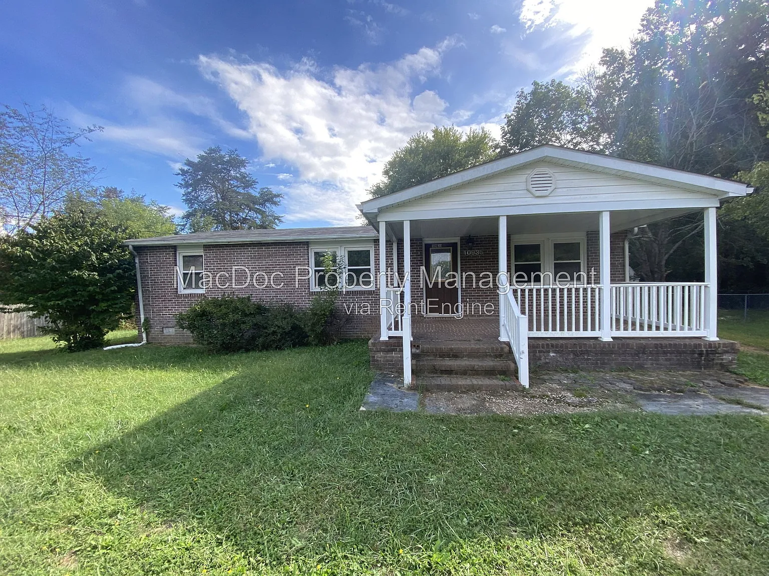 3 bed, 1.0 bath, 1012 sqft, $2,045 — Photo 2