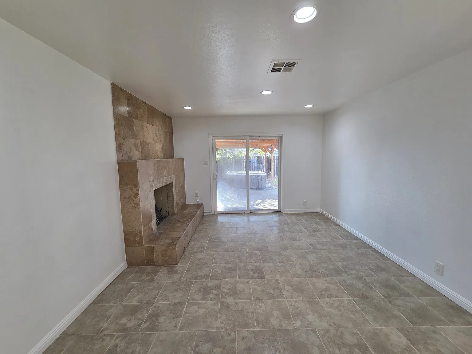 4 bed, 2.5 bath, 1962 sqft, $2,800 — Photo 2