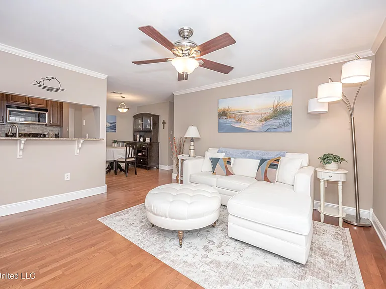 2421 Beachview Dr — Photo 6