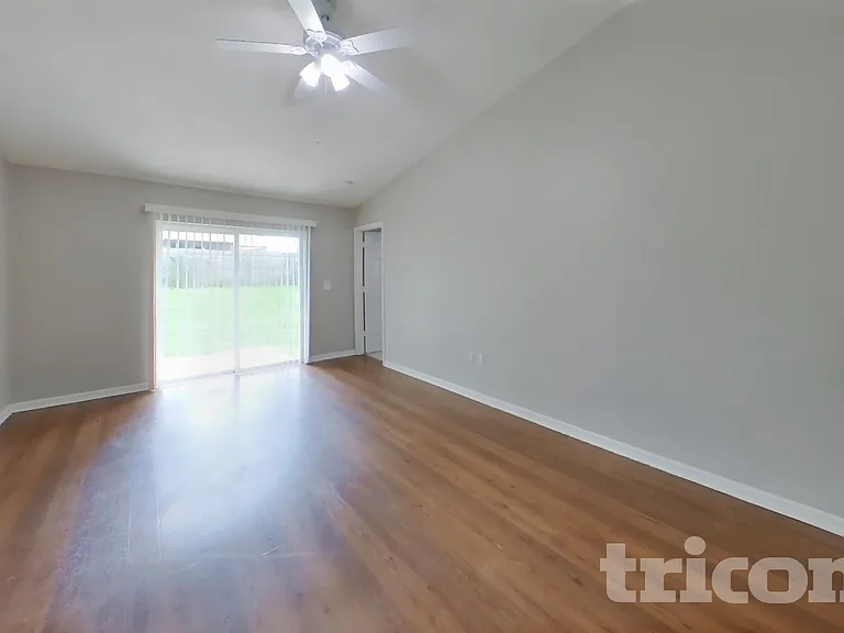 7833 Manor Dr — Photo 2