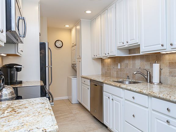 5th image of 908 Cabot Ln
