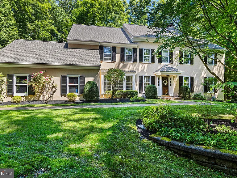 101 Woods Ln — Photo 1