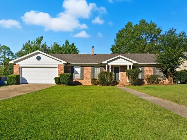 811 Monterrey Ln, Hattiesburg, MS 39402