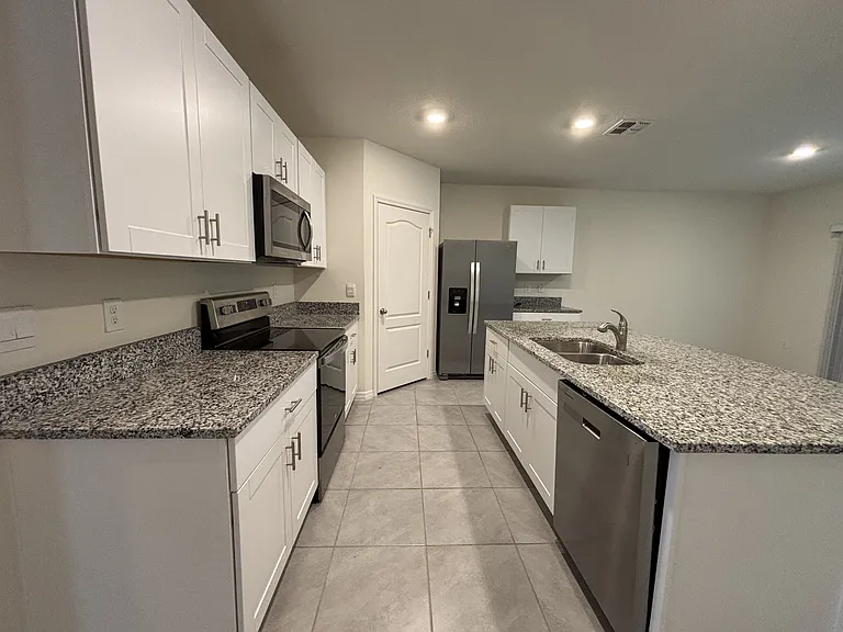 526 Anne St — Photo 2