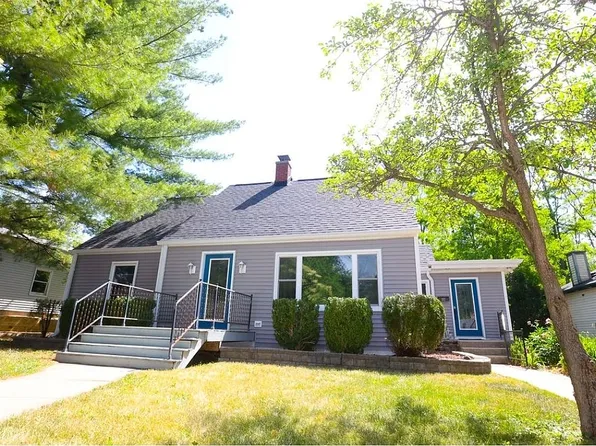 305 Glenice Pkwy, Fox River Grove, IL 60021
