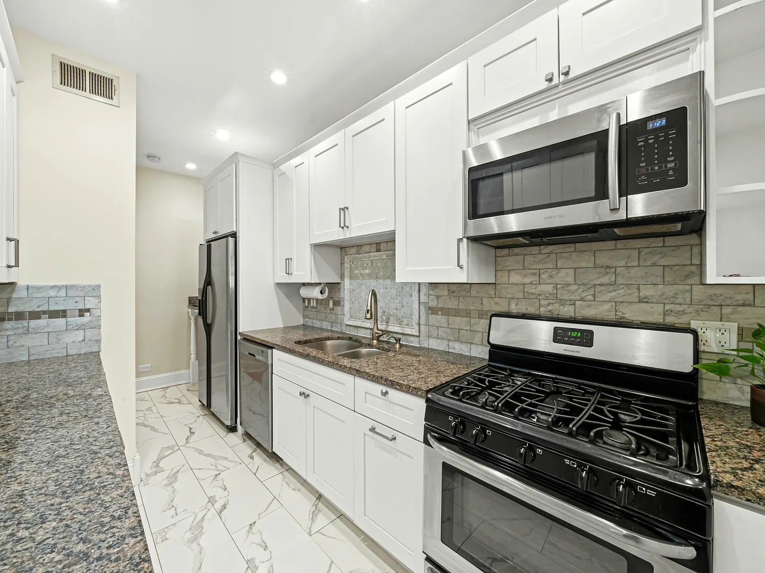 6040 N Kenmore Ave — Photo 4
