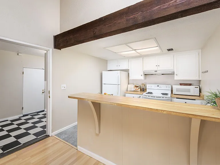 2306 E 8th St — Photo 10