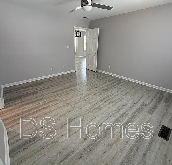 1028 Kent St — Photo 11