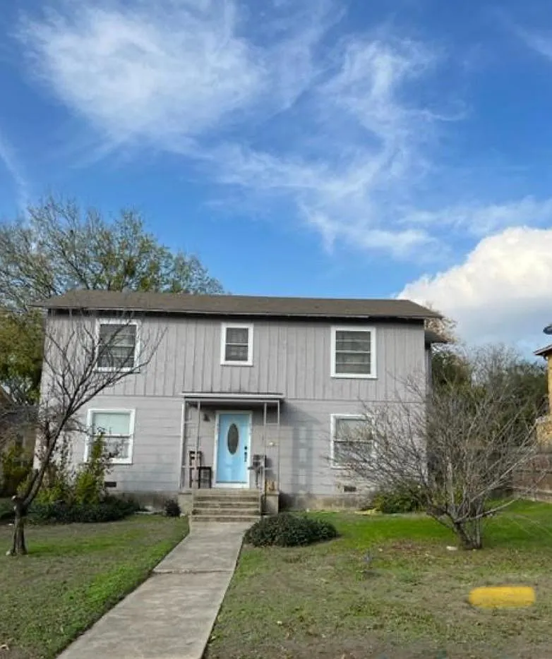 233 W Ridgewood Ct — Photo 1