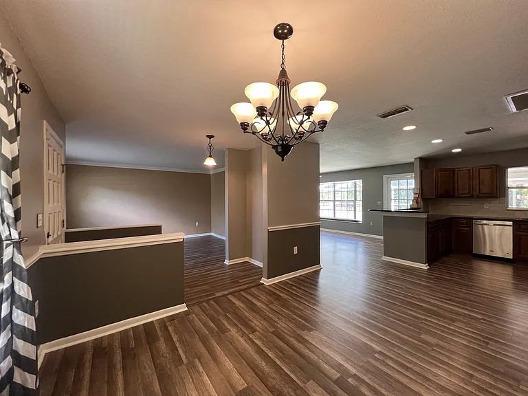 630 Queens Cir — Photo 5