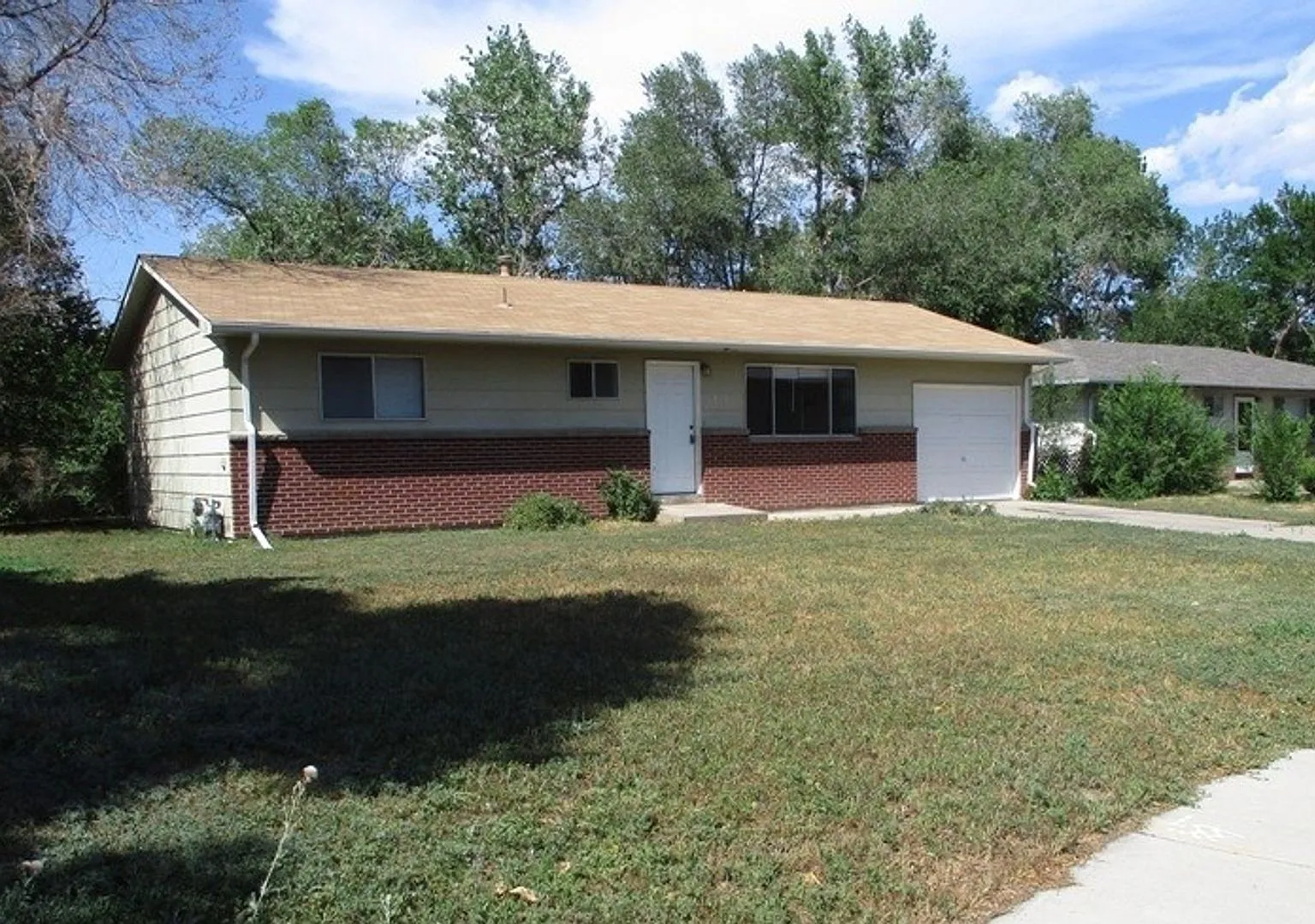 3-Bedroom Home Near Dining and Shopping — Photo 2