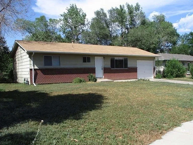 1912 W Plum St — Photo 1