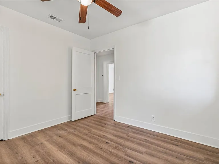 5213 Pineview Ln S — Photo 14