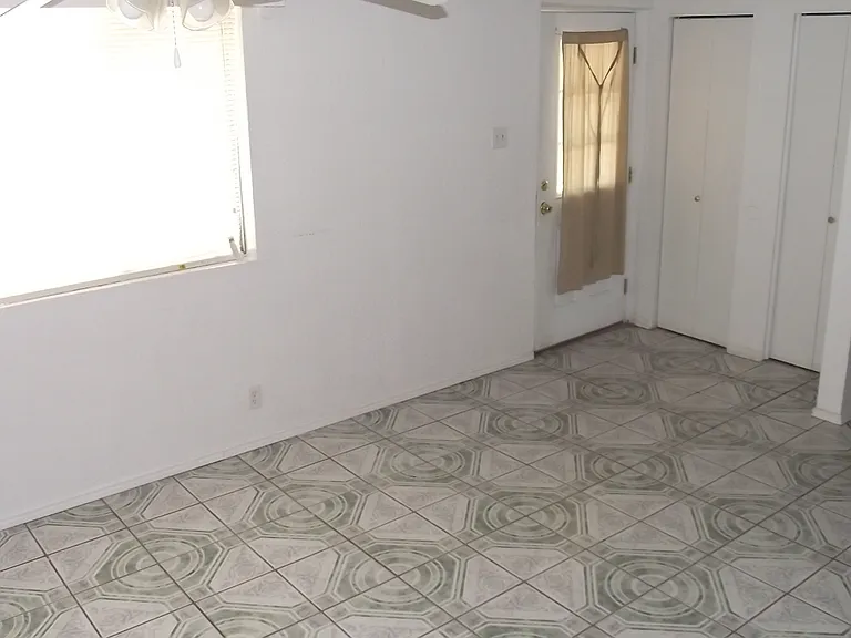 5008 Royal Dr — Photo 2
