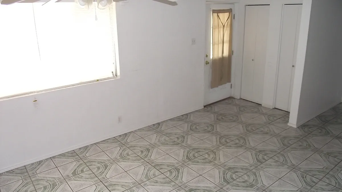 Building Photo - 5008 Royal Dr